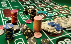 Antarmuka aplikasi pakong 888 menampilkan meja dealer langsung blackjack dan roulette